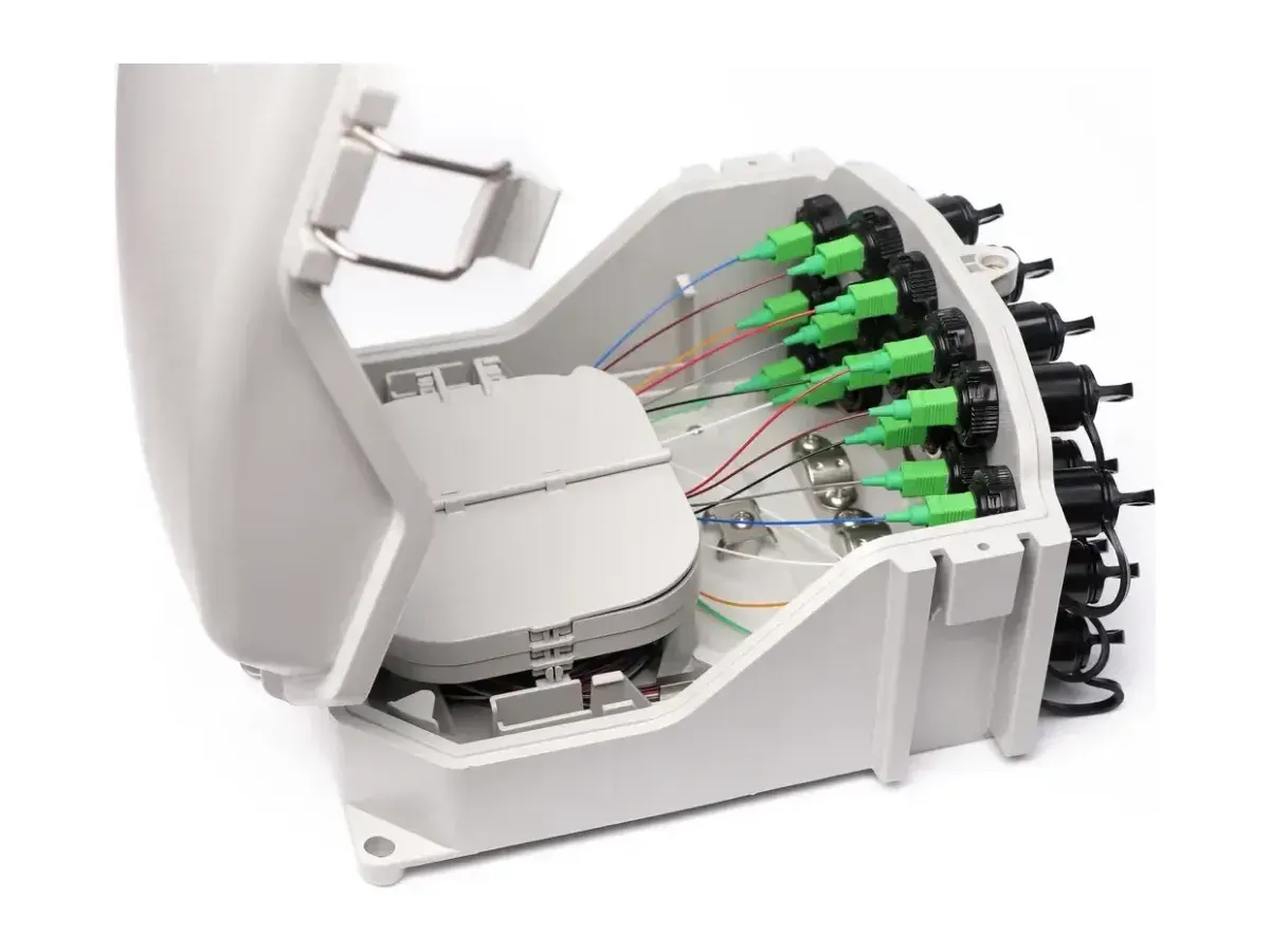 DYS FTTH-047 HUB Box open showing SC/APC adapters and splitter tray